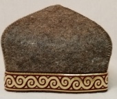 Шляпа модельная коричневая"Тюбетейка"с красной отделочной лентойТМ*Жар-Банька"