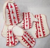 Набор подарочный 4 предмета "Норвежский белый, красный" (шапка,коврик,рукав.,тапочки) ТМ Жар-Банька 